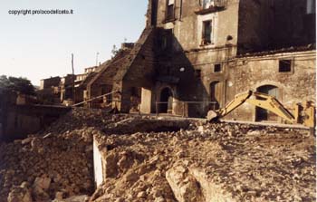 demolizione archi via molo